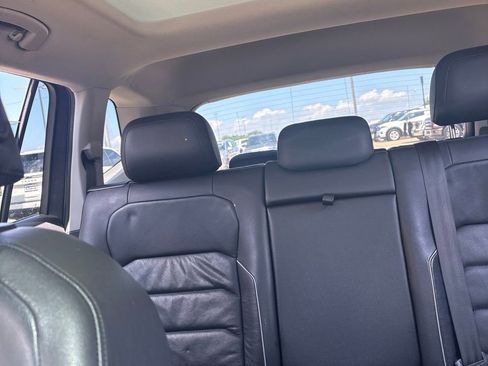 Used 2018 Volkswagen Tiguan SEL Premium FWD image 16