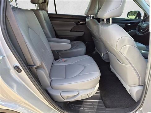 Used 2023 Toyota Highlander XLE FWD image 17