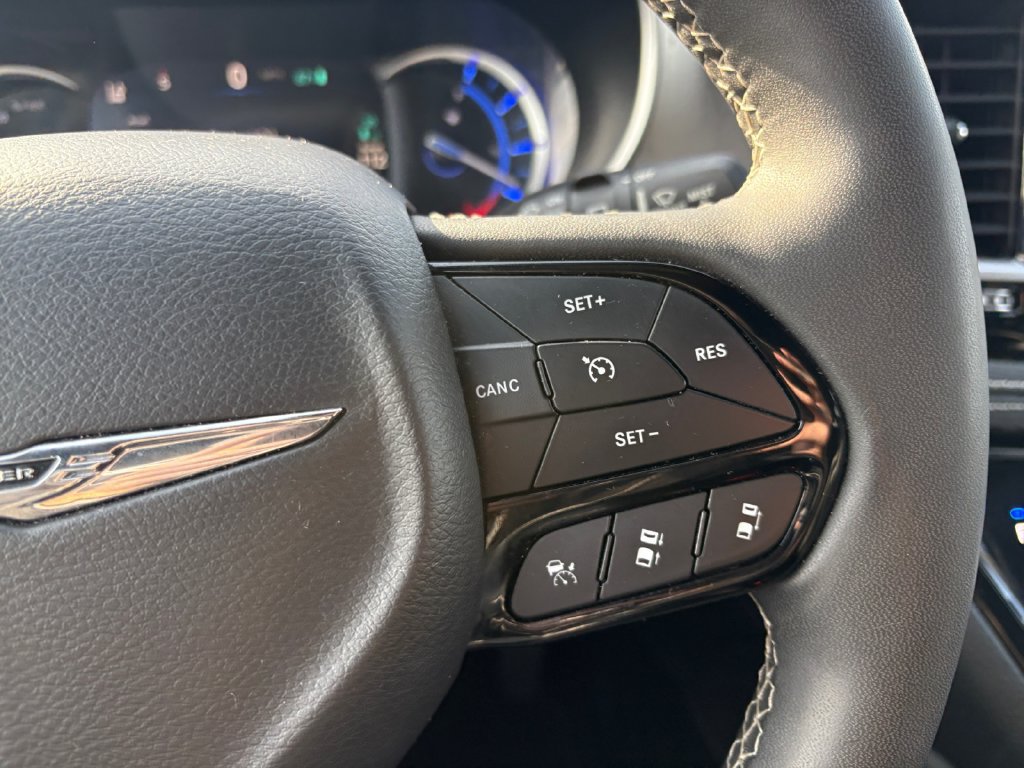 Used 2024 Chrysler Pacifica Premium FWD image 17