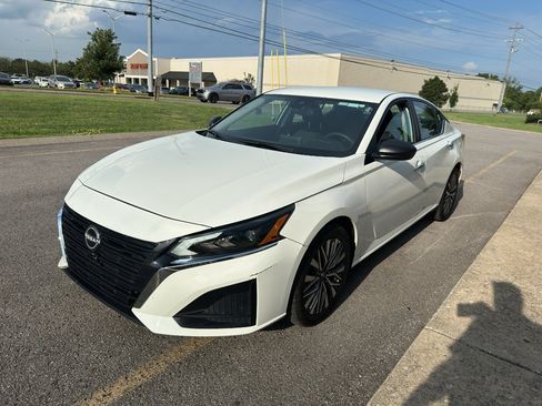 Used 2025 Nissan Altima 2.5 SV FWD image 8