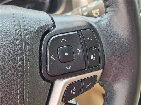 Used 2019 Toyota Highlander XLE AWD/4WD image 12