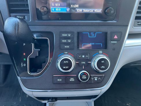 Used 2017 Toyota Sienna LE FWD image 21