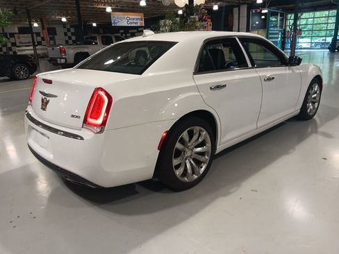 Used 2019 Chrysler 300 Limited RWD image 11