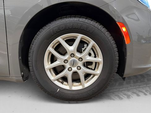 Used 2023 Chrysler Pacifica Touring-L image 53