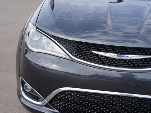 Used 2020 Chrysler Pacifica Limited image 9