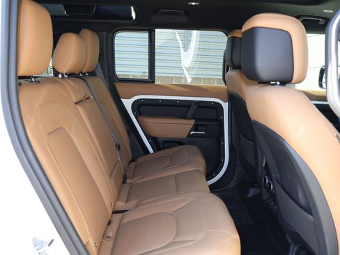 Certified 2025 Land Rover Defender 110 X-Dynamic SE AWD/4WD image 28