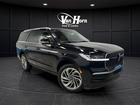 Used 2025 Lincoln Navigator Reserve image 1
