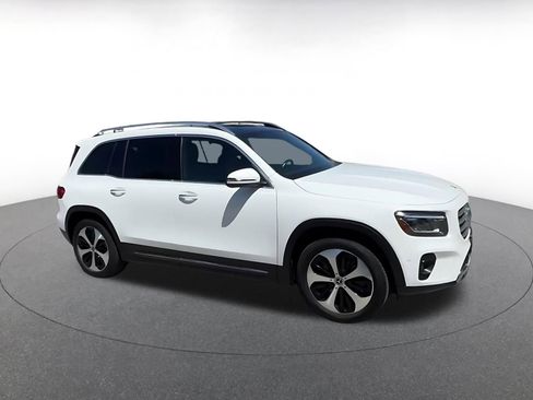 Used 2025 Mercedes-Benz GLB 250 4MATIC image 2