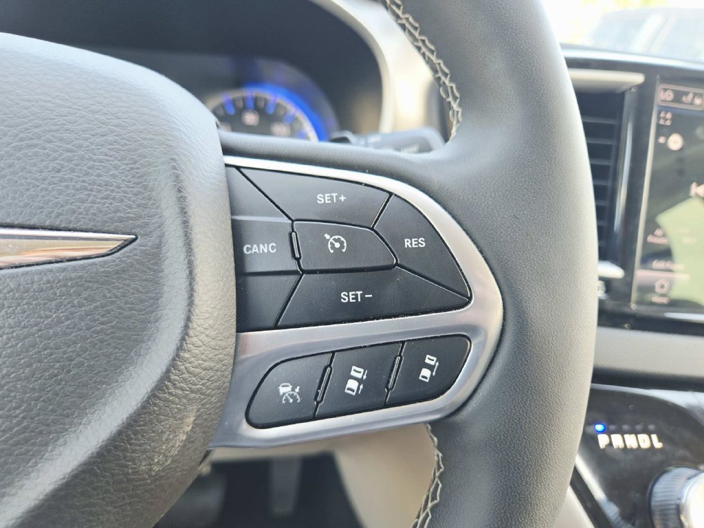 Used 2024 Chrysler Pacifica Touring-L FWD image 21