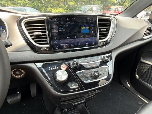 Used 2025 Chrysler Pacifica Select FWD image 31