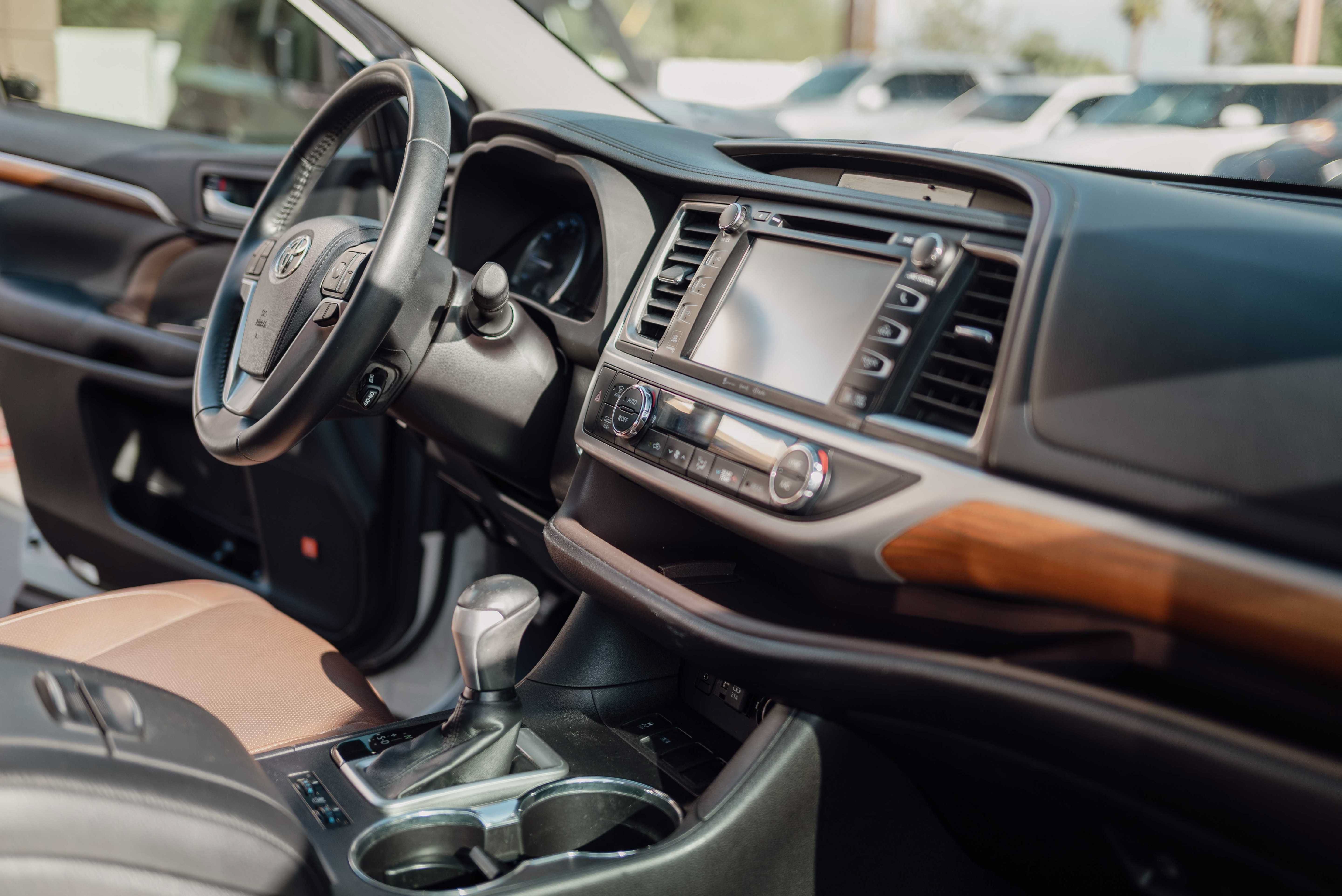 Used 2019 Toyota Highlander Limited w/ Carpet Mat Package (TMS) FWD image 18