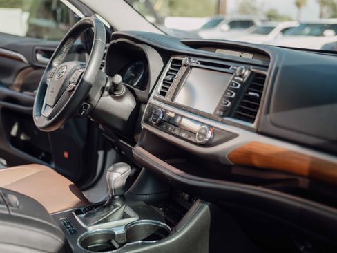 Used 2019 Toyota Highlander Limited w/ Carpet Mat Package (TMS) FWD image 18
