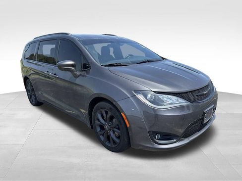 Used 2020 Chrysler Pacifica Touring w/ S Appearance Package FWD image 3