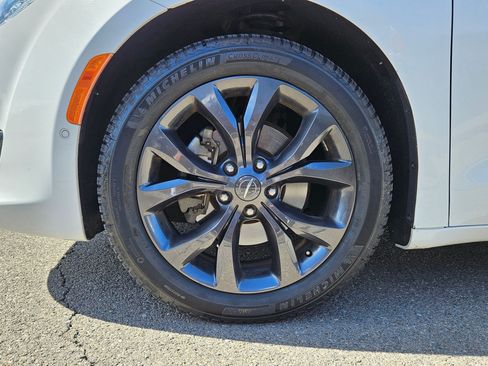 Used 2019 Chrysler Pacifica Touring-L w/ Advanced Safetytec Group FWD image 11