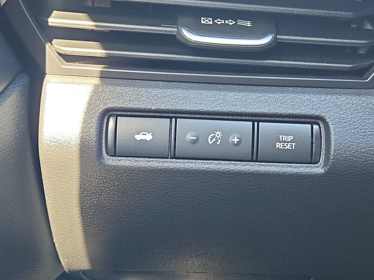 Used 2025 Nissan Altima 2.5 SV FWD image 25