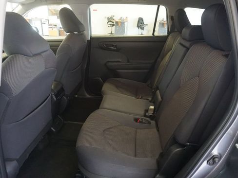 Used 2024 Toyota Highlander LE FWD image 18