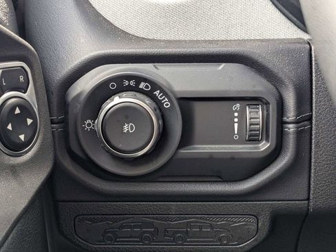 Used 2025 Jeep Wrangler Unlimited Sahara AWD/4WD image 19