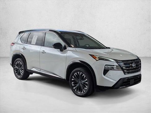 Used 2025 Nissan Rogue Platinum FWD image 3