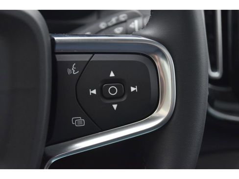 Certified 2025 Volvo XC40 B5 Core w/ Protection Package Premier image 31