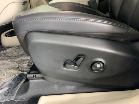 Used 2024 Chrysler Pacifica Touring-L FWD image 20