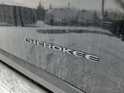 Used 2018 Jeep Cherokee Trailhawk w/ Cold Weather Group image 27