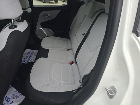 Used 2018 Jeep Renegade Latitude w/ Popular Equipment Group FWD image 12