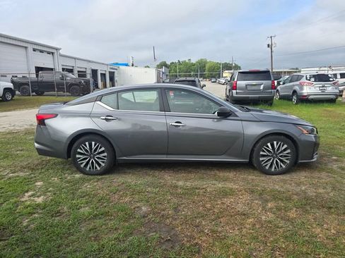 Used 2024 Nissan Altima 2.5 SV FWD image 9