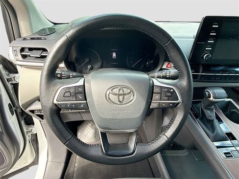 Used 2022 Toyota Sienna XLE image 12