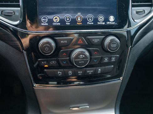 Used 2020 Jeep Grand Cherokee Laredo AWD/4WD image 16
