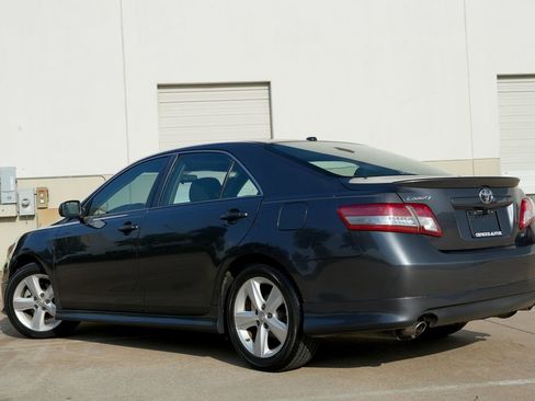 Used 2011 Toyota Camry SE w/ SE Extra-Value Pkg #1 FWD image 4