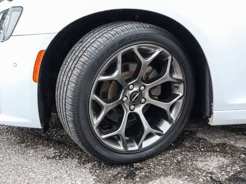 Used 2018 Chrysler 300 S w/ 300S Premium Group RWD image 16