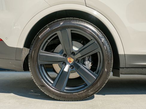 Used 2025 Porsche Cayenne Sport Utility 4D image 33