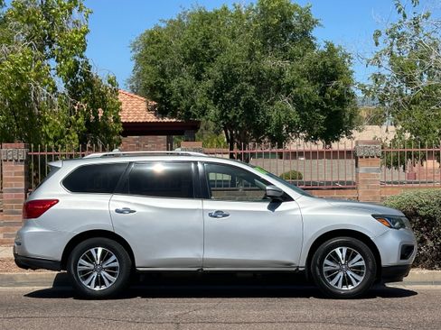 Used 2017 Nissan Pathfinder SL image 9