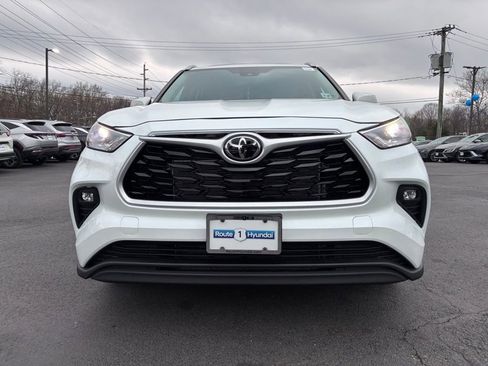 Used 2023 Toyota Highlander XLE image 2