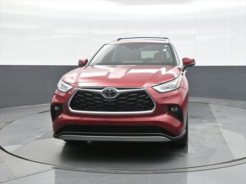 Certified 2025 Toyota Highlander LE AWD/4WD image 3