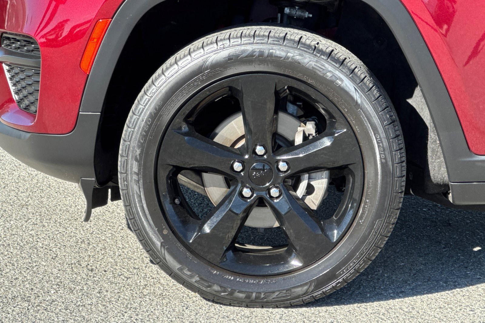 Used 2023 Jeep Grand Cherokee Laredo AWD/4WD image 31