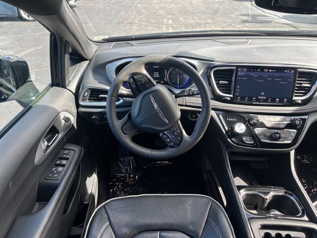 Used 2025 Chrysler Pacifica Limited FWD image 16