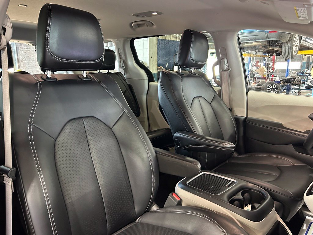 Used 2024 Chrysler Pacifica Touring-L FWD image 39