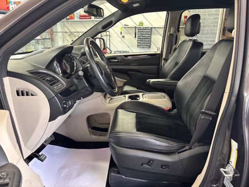 Used 2017 Dodge Grand Caravan SXT w/ Rear Park Assist Package FWD image 3