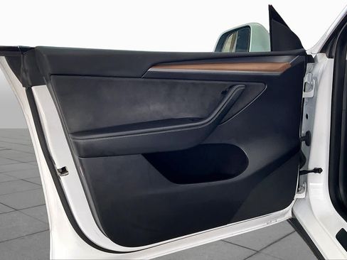 Used 2023 Tesla Model Y AWD image 21