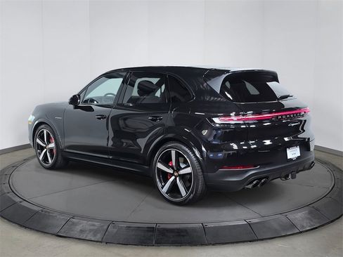 Certified 2025 Porsche Cayenne S image 3