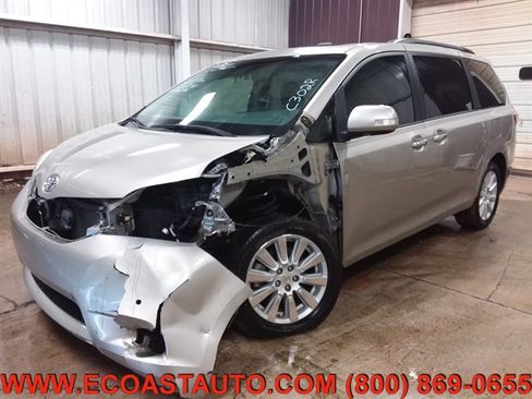 Used 2017 Toyota Sienna Limited image 1