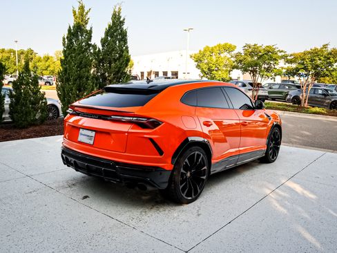 Used 2022 Lamborghini Urus AWD/4WD image 11