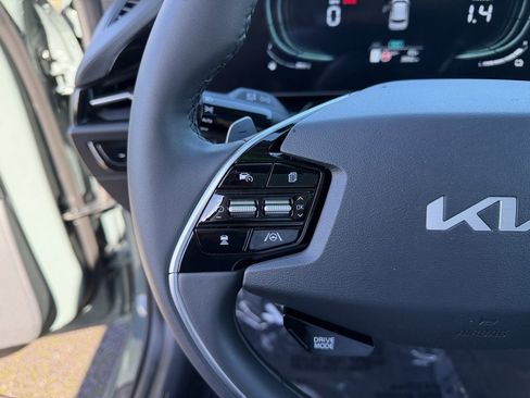 Used 2025 Kia Niro EX image 17
