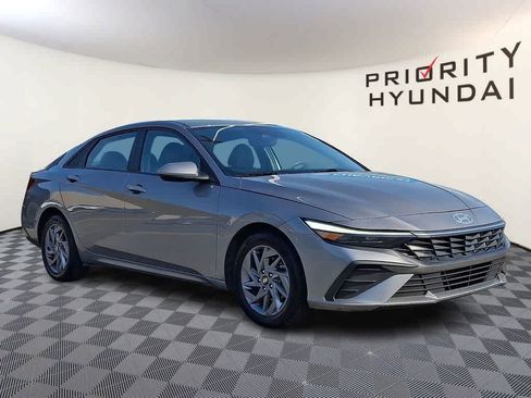 Used 2024 Hyundai Elantra SEL FWD image 3