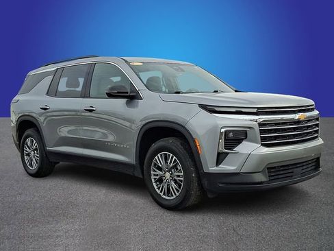 Used 2025 Chevrolet Traverse LT image 3