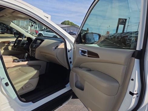 Used 2018 Nissan Pathfinder Platinum w/ Cargo Package image 14