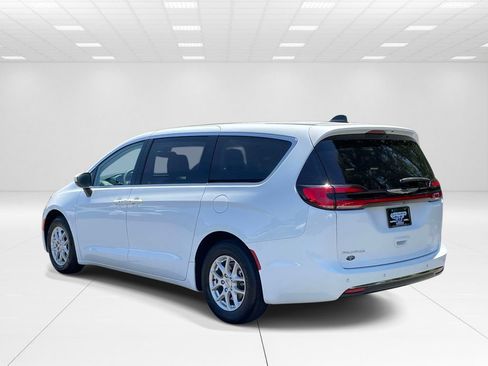 Used 2023 Chrysler Pacifica Touring-L FWD image 4