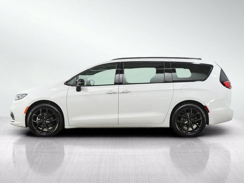 Used 2025 Chrysler Pacifica Limited FWD image 2