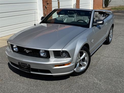 Used 2009 Ford Mustang GT RWD image 10